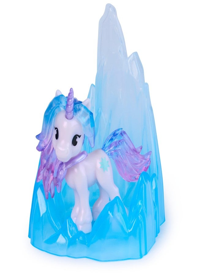 Unicorn Academy أكاديمية يونيكورن، مجموعة الأحجار الكريمة السحرية القابلة للتجميع مع 5 مجسمات ألعاب يونيكورن وقواعد عرض، دمى وألعاب يونيكورن للبنات من عمر 4 سنوات فما فوق - Image 3